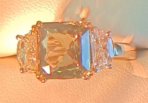 GIA 6.06 ct. Alexandrite & Half Moon Diamonds Ring in 18K White & 14K Yellow Gold - Image 3